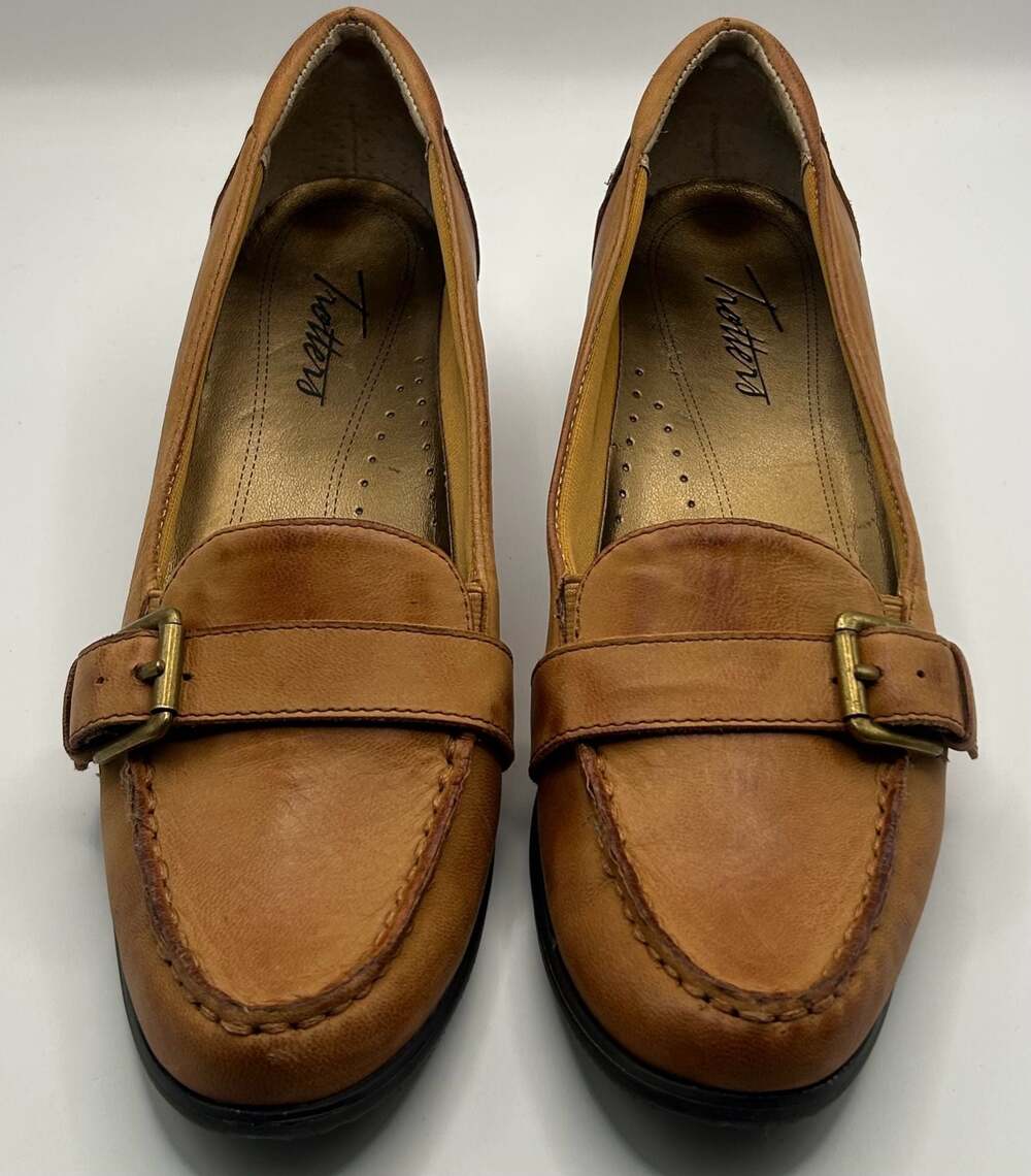 Trotters Women's T1360-253 Leather Buckle Loafer Heels